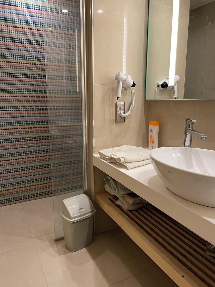 studio unit with pool and gym