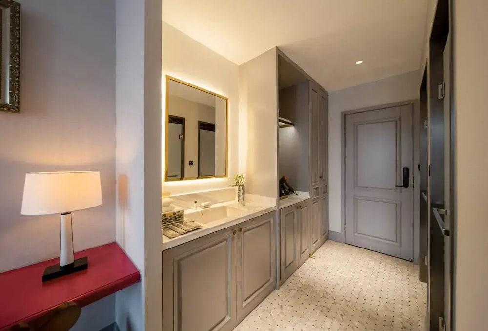 Seclusion with the mountain