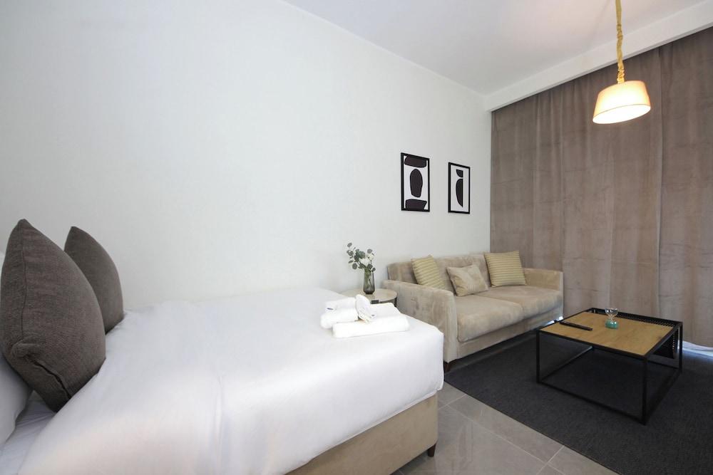 Bloomfields STU with Balcony Leonardo