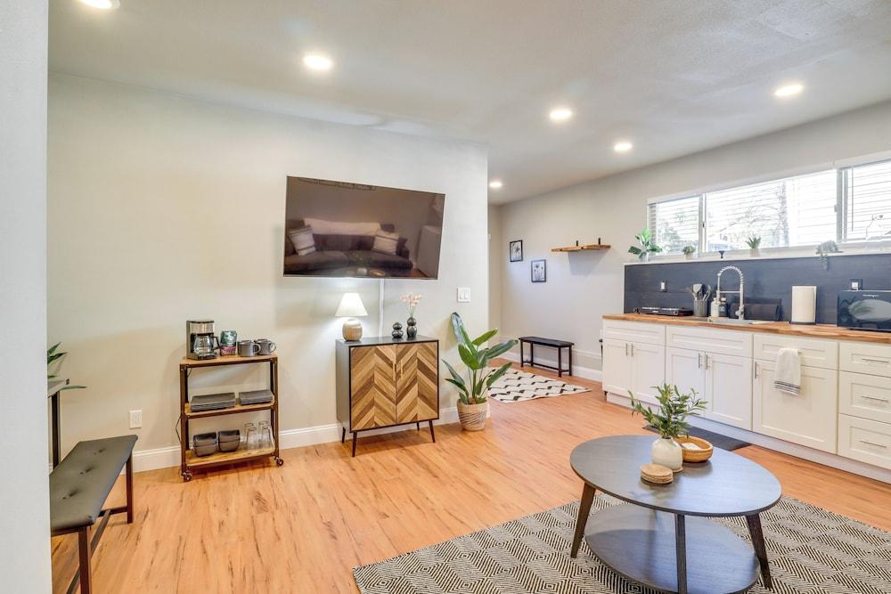 Apt 10 Mi to Portland: Walk to Bus Stop!