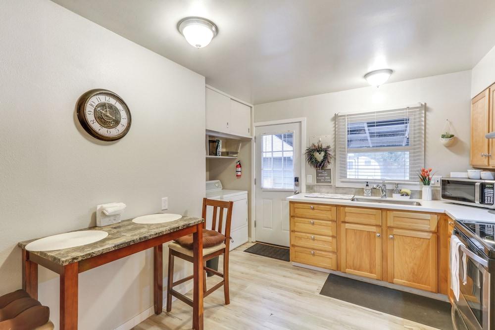 5 Mi to Oregon Zoo: Apartment w/ Private Yard