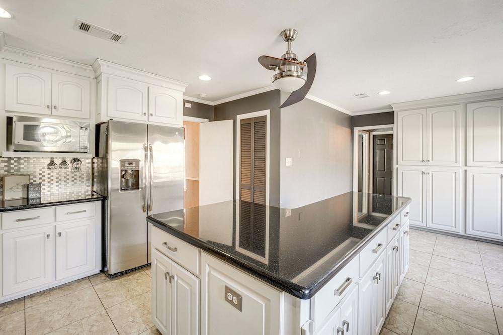 2 Mi to Gulfport Beaches: Poolside Paradise!