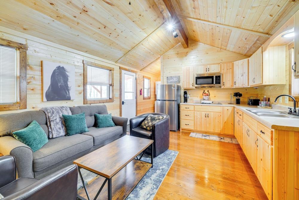 La Grange Cabin on a Racehorse Farm w/ Pond Views!