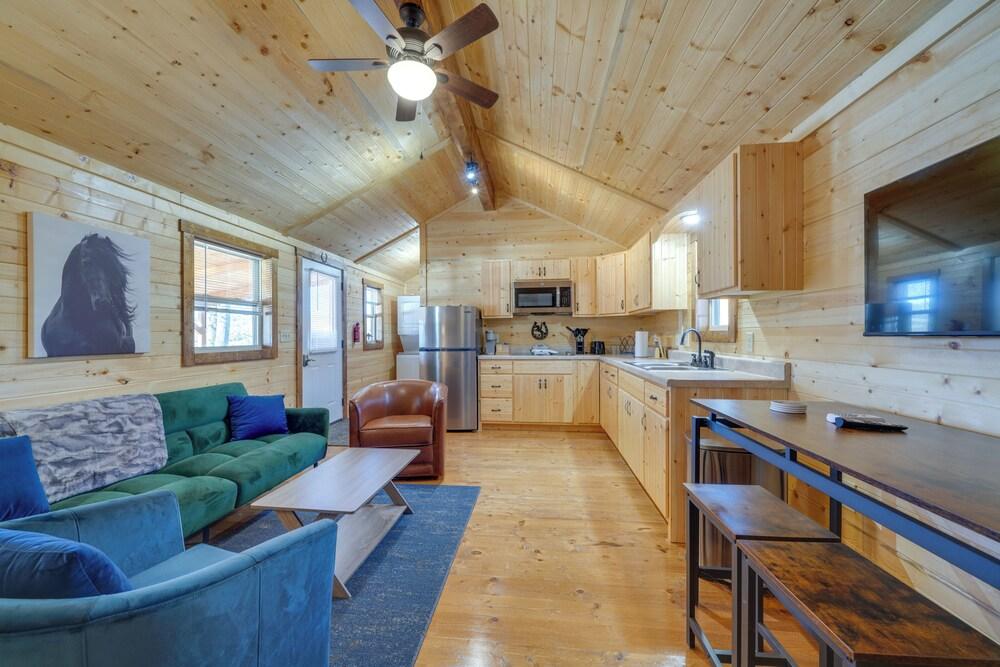 28 Mi to Downtown Louisville: Serene Farm Getaway