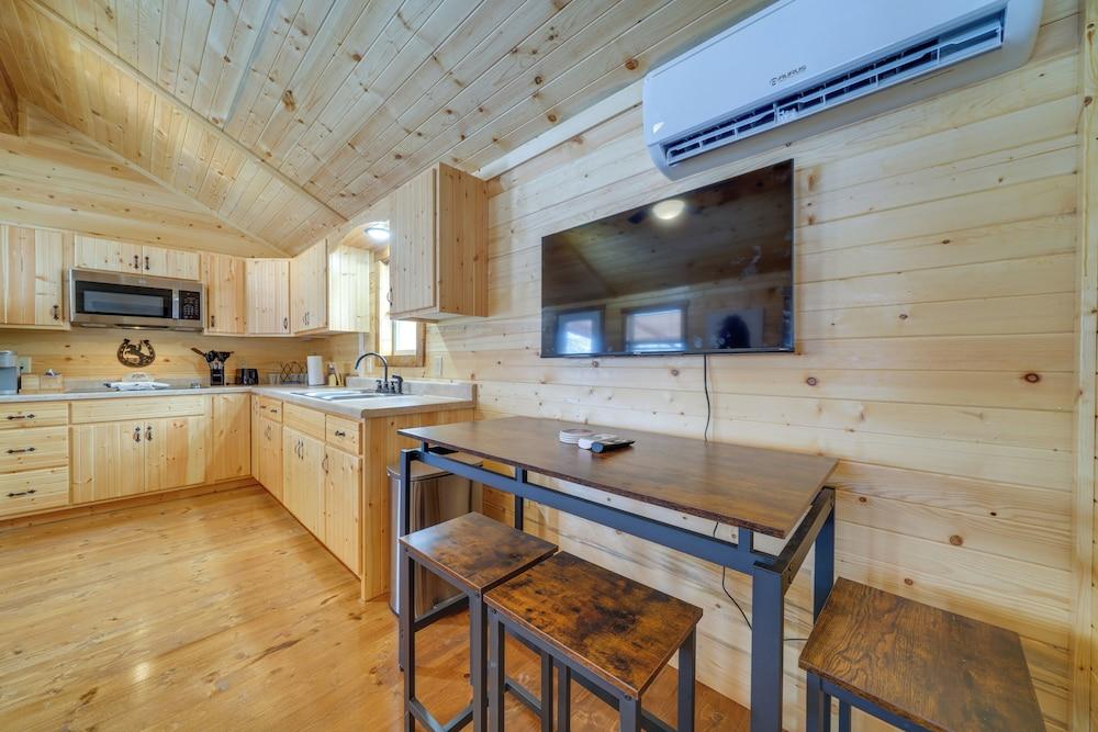 28 Mi to Downtown Louisville: Serene Farm Getaway