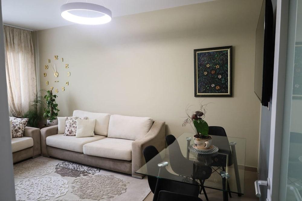 Kron s Apartment in Shkod r