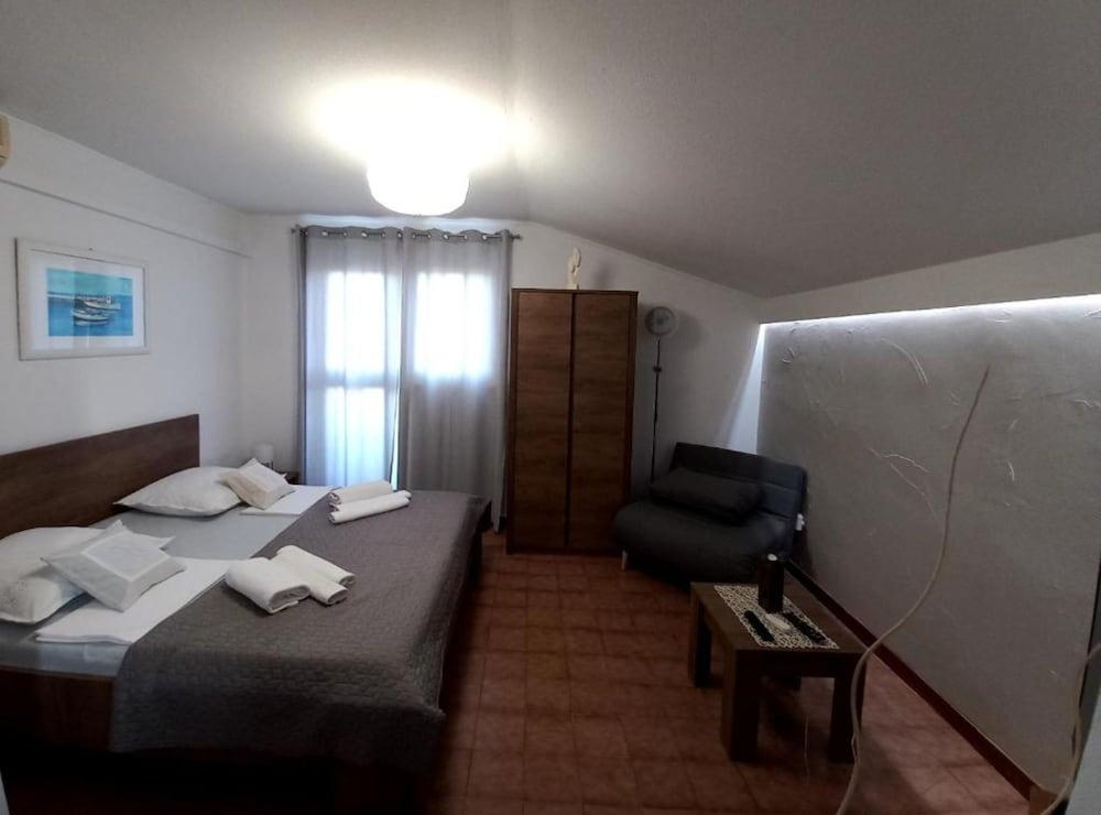 Pansion Stones Murter