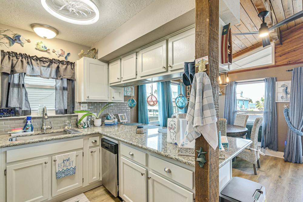 Canal-front Gem in Galveston: Fish, Crab & Unwind