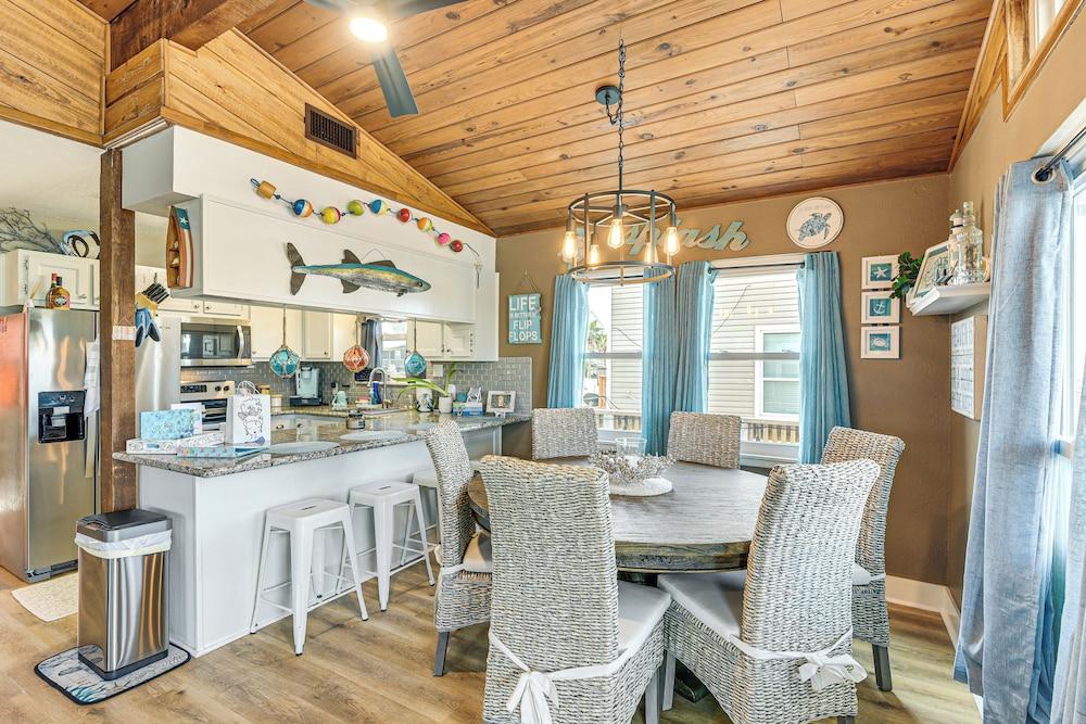 Canal-front Gem in Galveston: Fish, Crab & Unwind