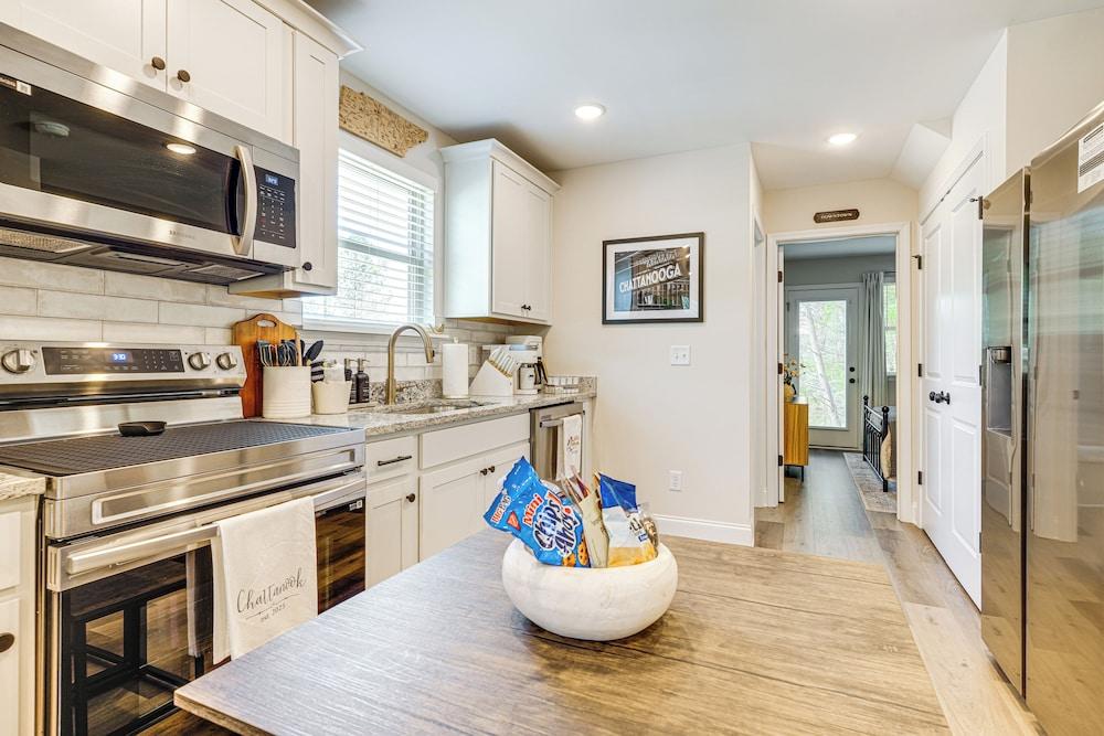 Ideal Location & Mountain Views: Chattanooga Home!