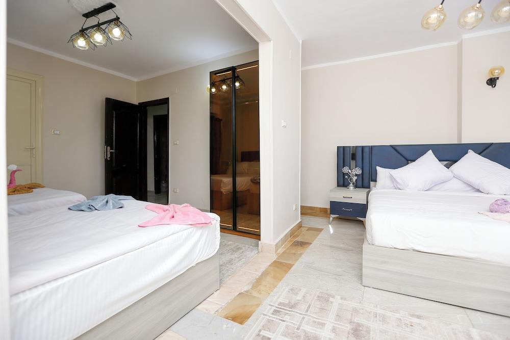 Panorama Pyramids Jacuzzi