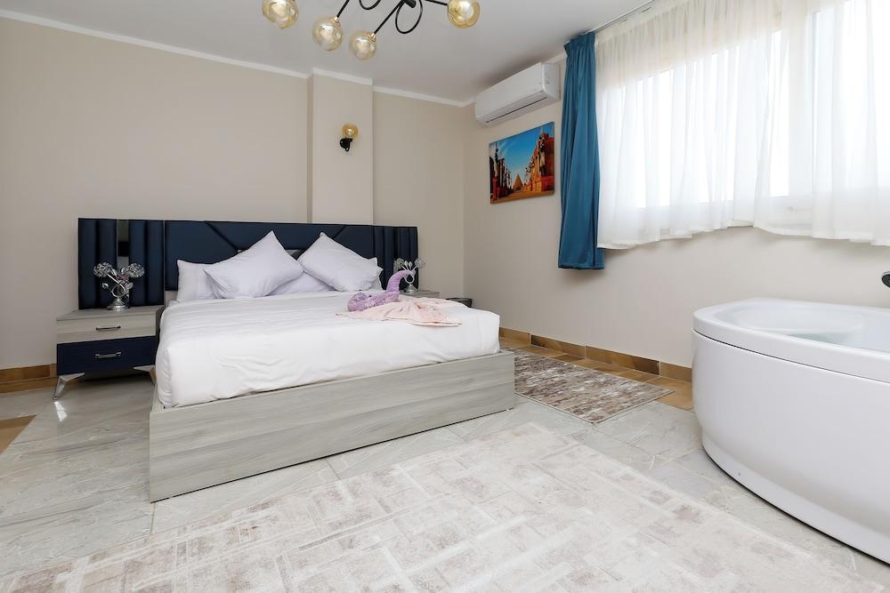 Panorama Pyramids Jacuzzi