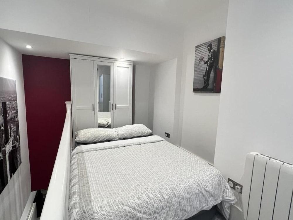 Spacious1br-6guests-walktoshops-fastwifi