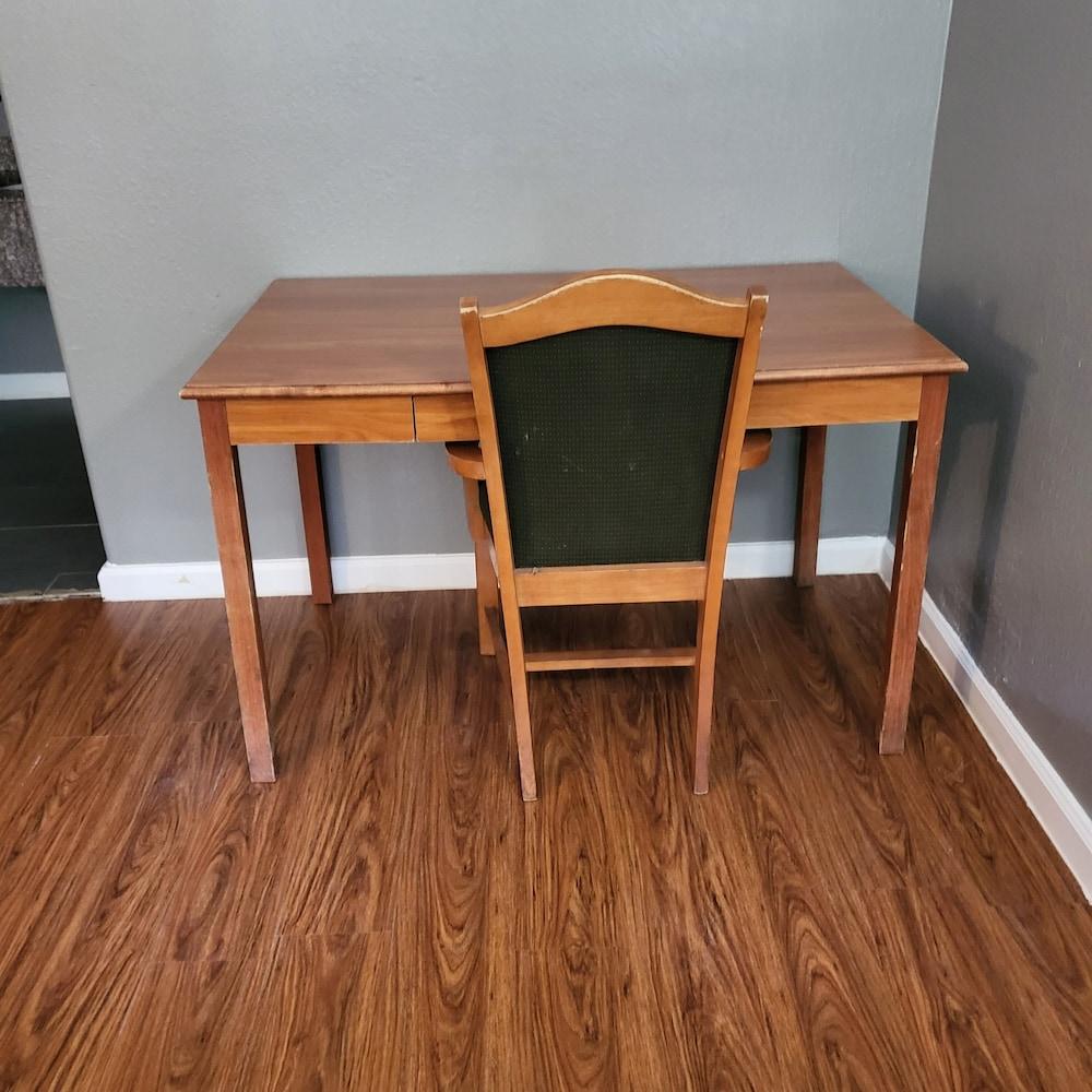 2 queen beds hotel studio 107 Hot tub