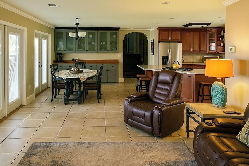 Luxury Lakefront 4br: Jacuzzi, Game Room & Wi-fi