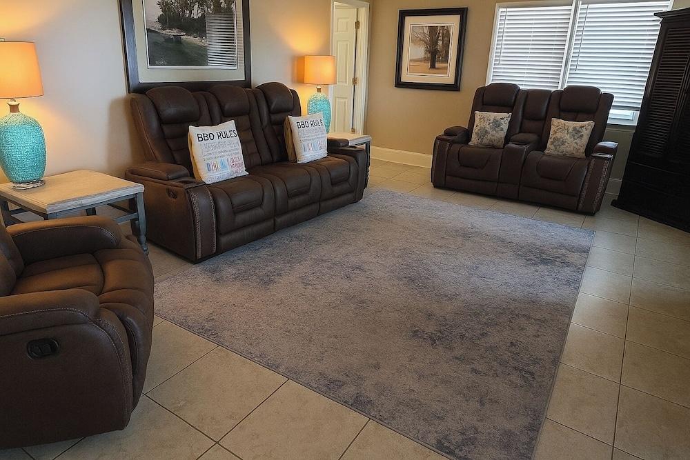 Luxury Lakefront 4br: Jacuzzi, Game Room & Wi-fi