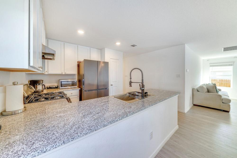 7 Mi to Alamo Ranch Mall: Home w/ Large Yard!