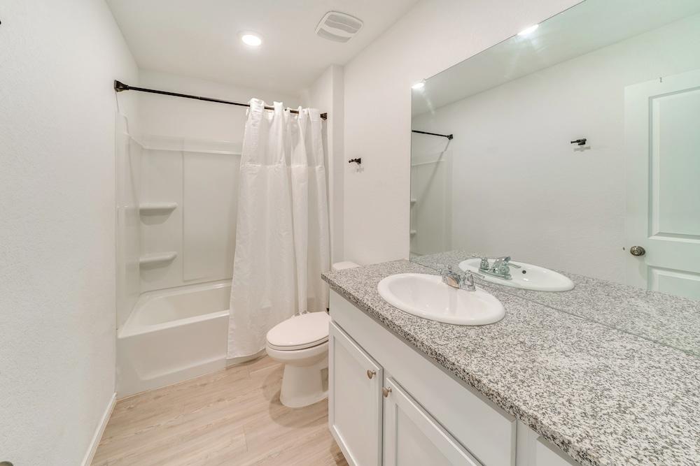 7 Mi to Alamo Ranch Mall: Home w/ Large Yard!