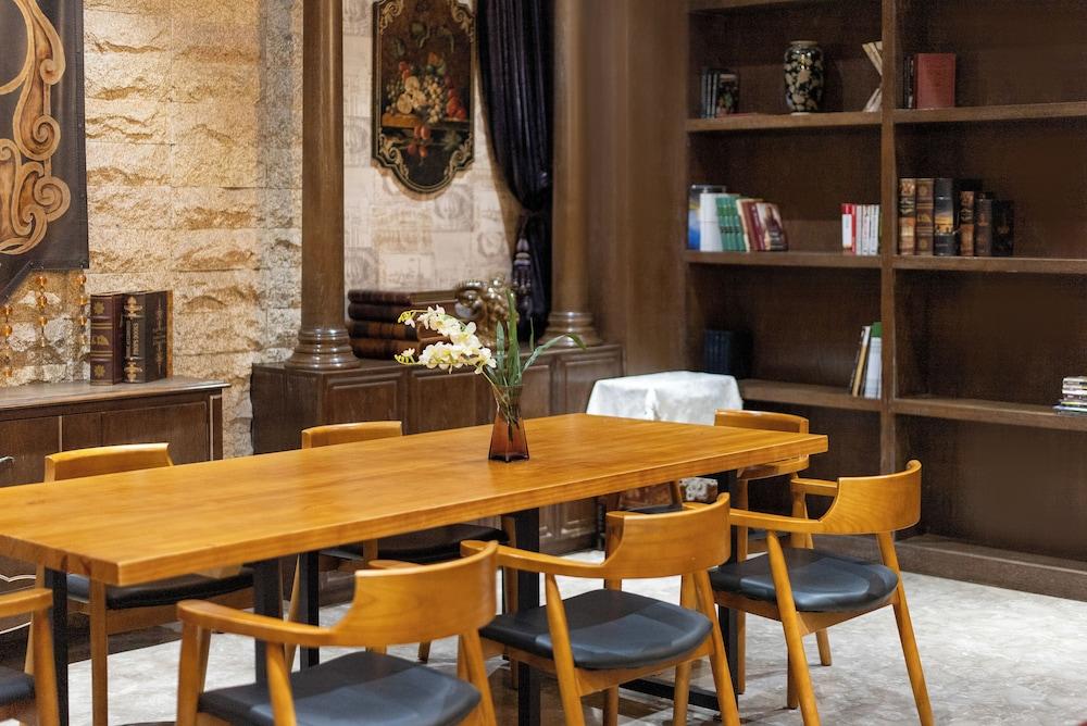 AI Lives In The Future Hotel - Xi'an Drum Tower Old City Root G Park Store