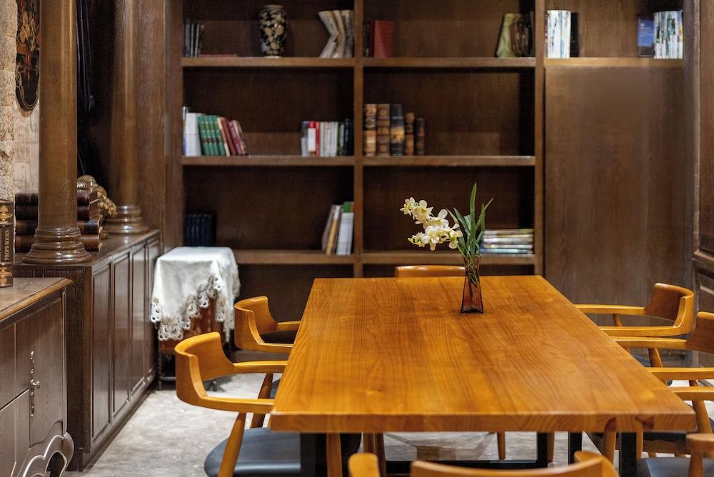 AI Lives In The Future Hotel - Xi'an Drum Tower Old City Root G Park Store