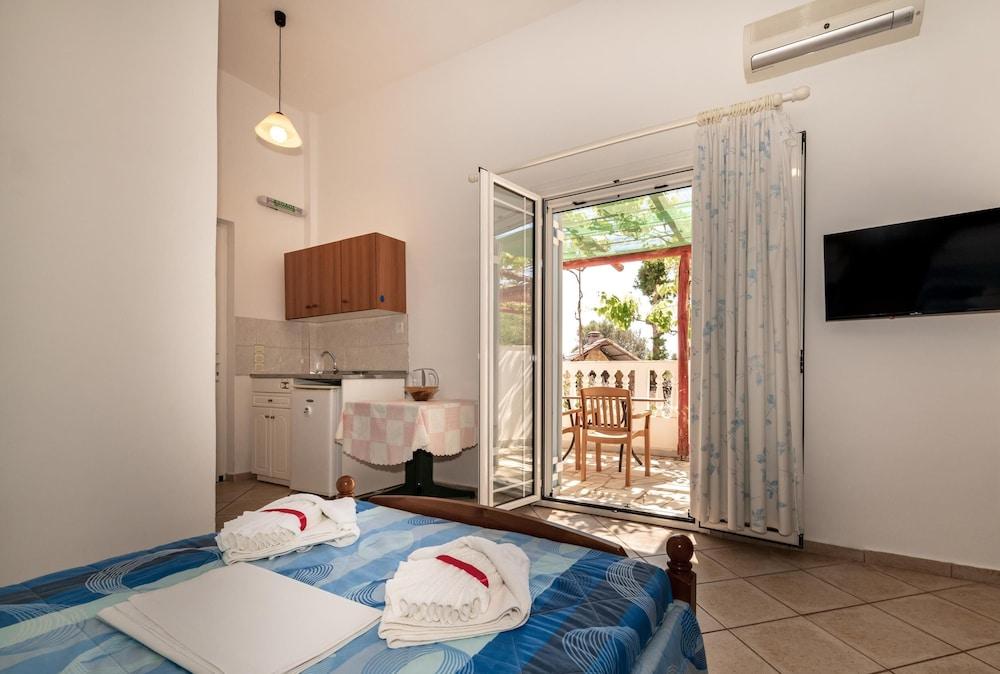 Mikro Nisi Studios & Apartments