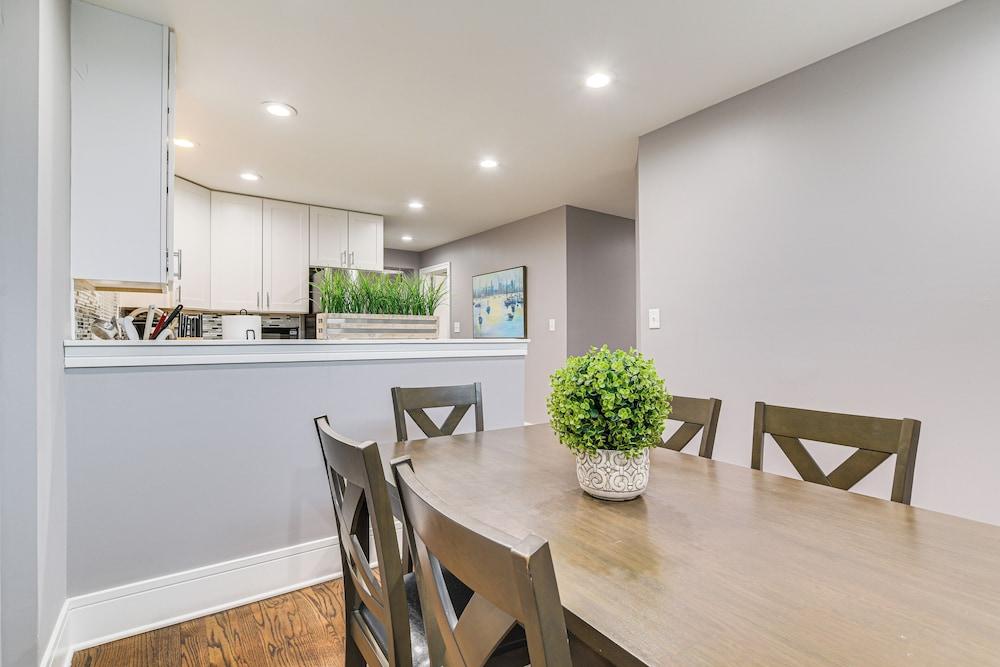 5 Mi to Dtwn: Ukrainian Village Apartment!