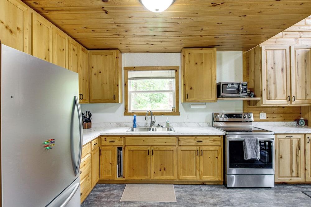 6 Mi to Spider Lake ATV Trails: Cabin w/ Fire Pit