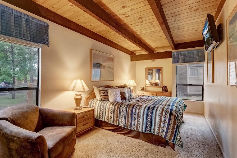 Lakeland Village - Walk to the Beaches of Lake Tahoe!