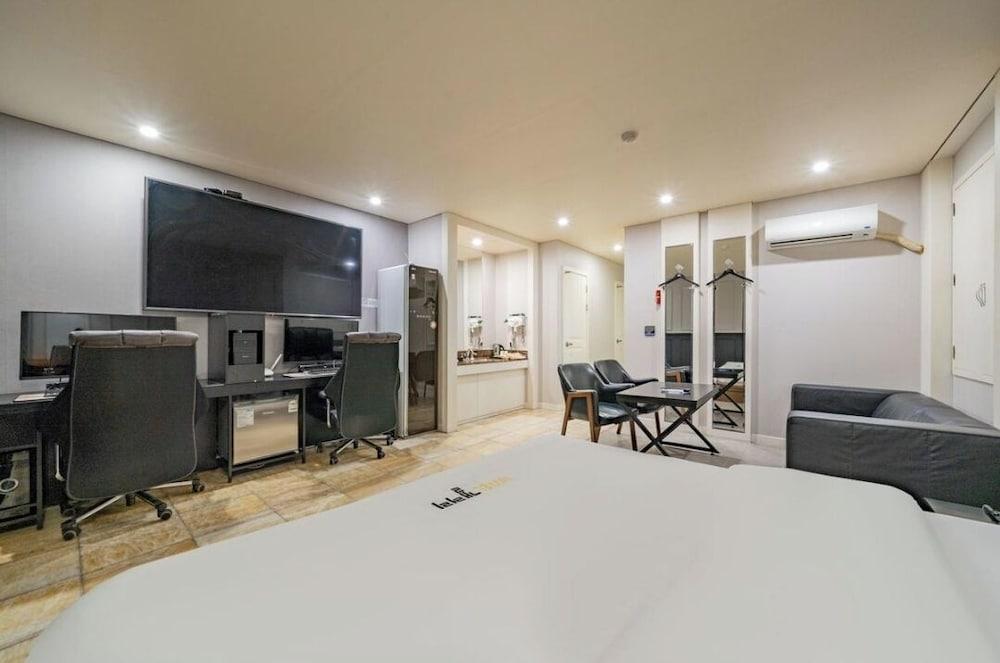 Pyeongtaek Station Gallery Hotel