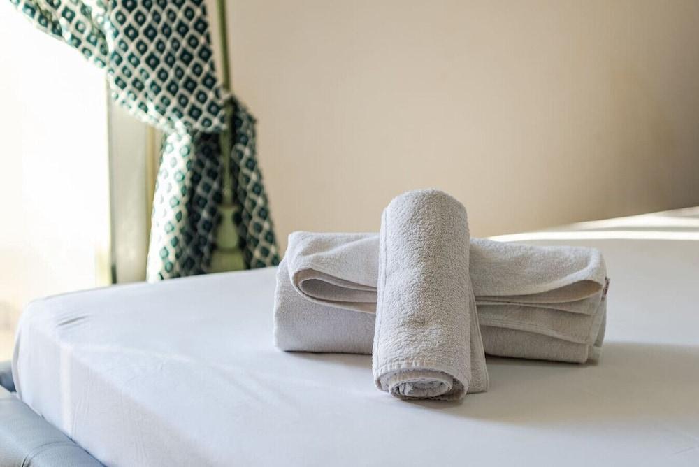 Amazing Canvas by the Sea Wifi Free Parking