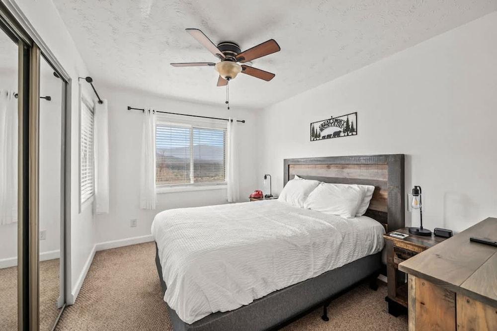 Full Kitchen Mountain Views Indoor Pool Access