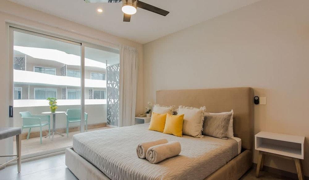 Pool View 1 Br Steps Away From the Beach