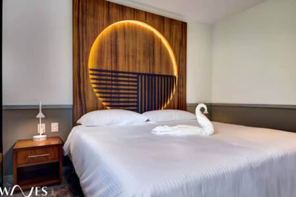 2 Br With Rooftop Pool and Stunning Ocean View