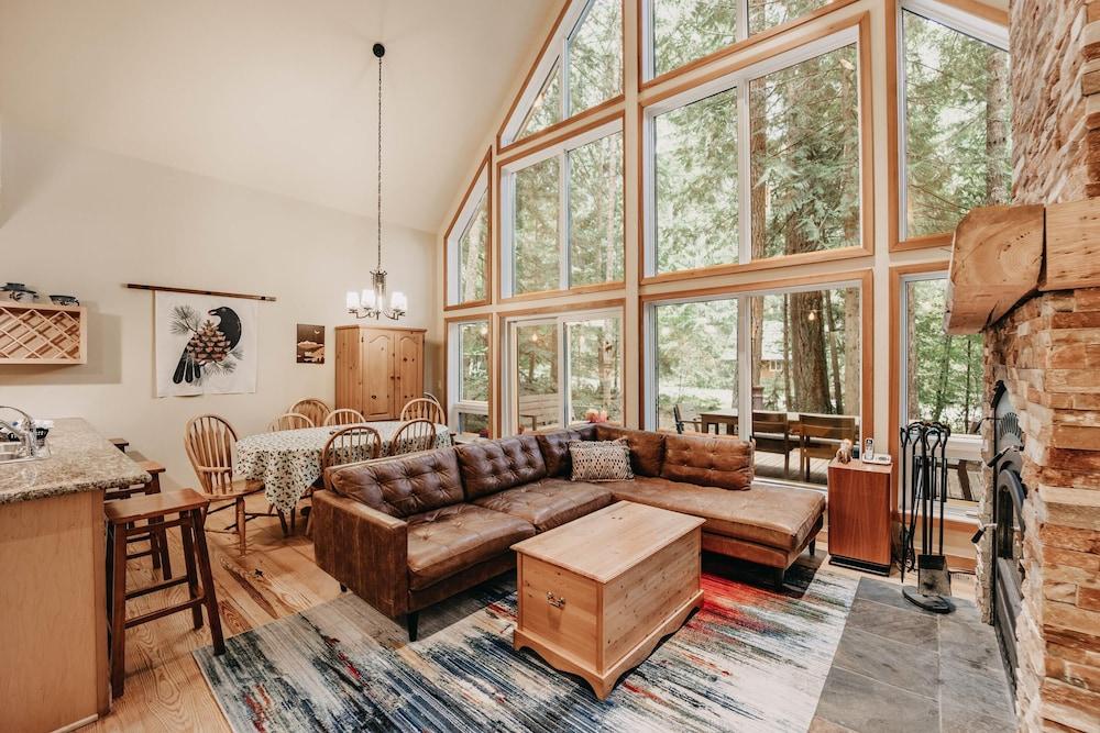 Mt Baker Lodging Cabin 40gs is a Classic NW Cabin