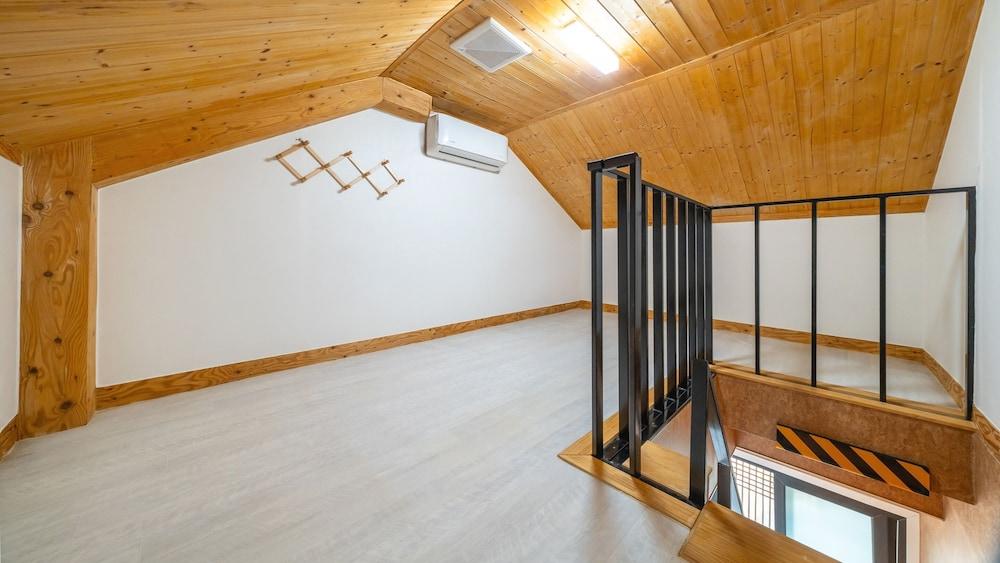 Gyeongju Poseokjeong Hanok Pool Villa