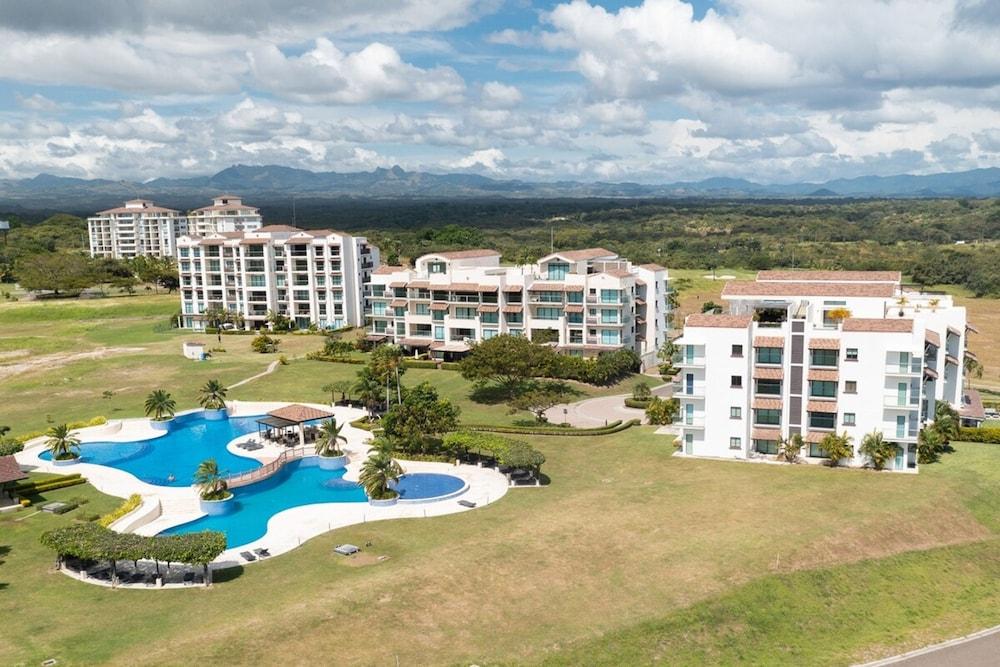 The Seashells Beach Condo by Acomodo