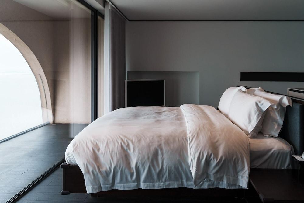 Dali Shijiushan Cliff Seavilla