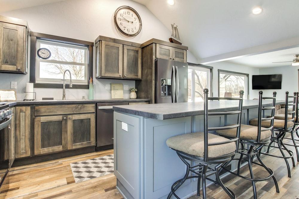 Boat Dock: Riverfront Oconto Home!