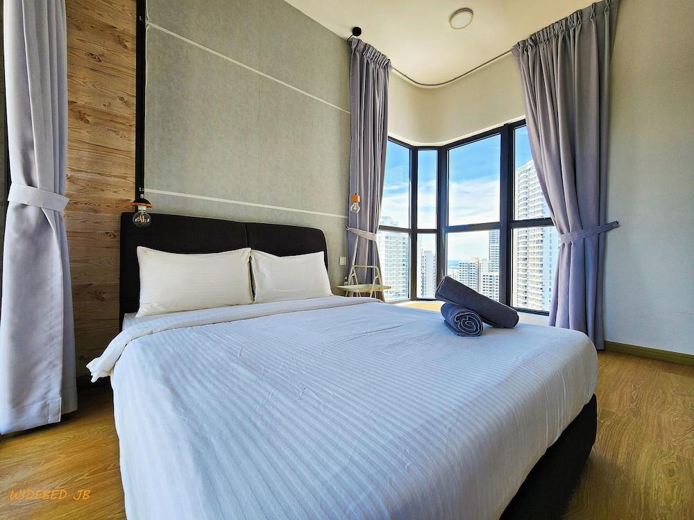 Country Garden Danga Bay by Widebed JB