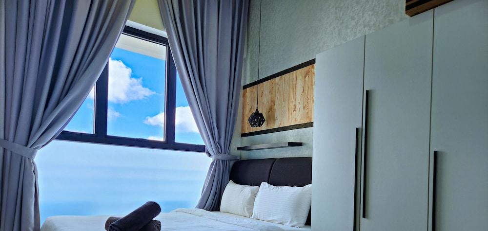 Country Garden Danga Bay by Widebed JB