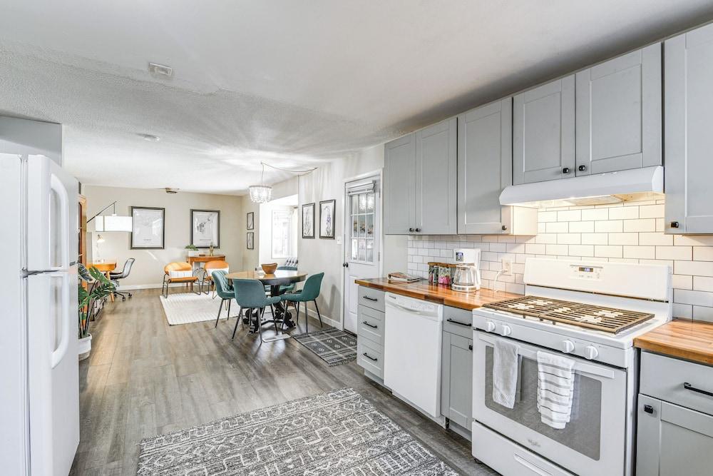 Close to Downtown & Parks: Modern Anchorage Home