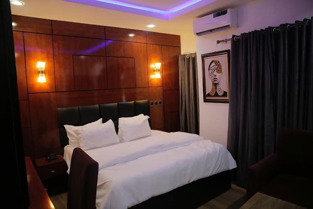 De Palatial Hotel and Apartments