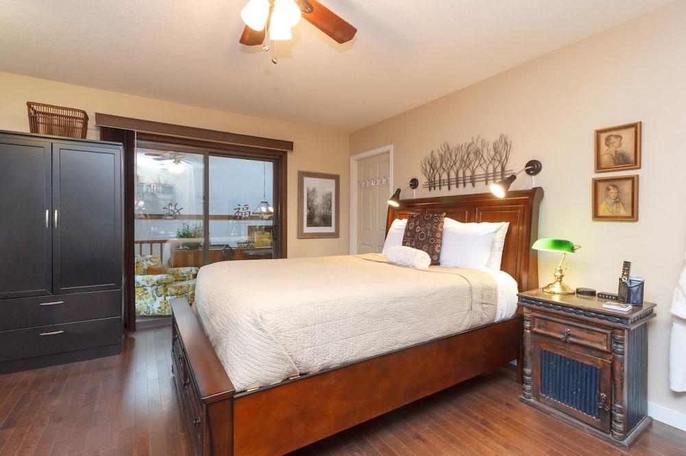 Cole's Bay Vacation Retreat Library Room