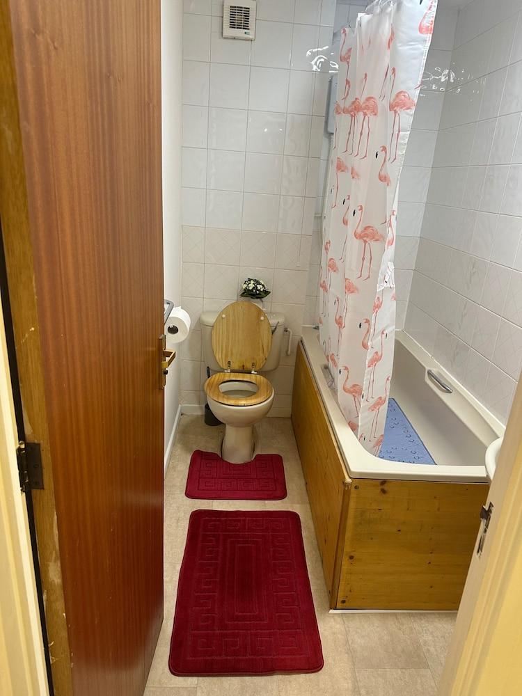 1br-sleeps2-parking-quietstay-citycentre