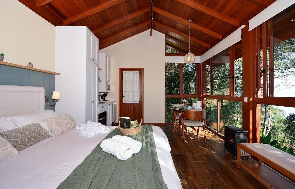 Charmosa Suíte em Sambaqui