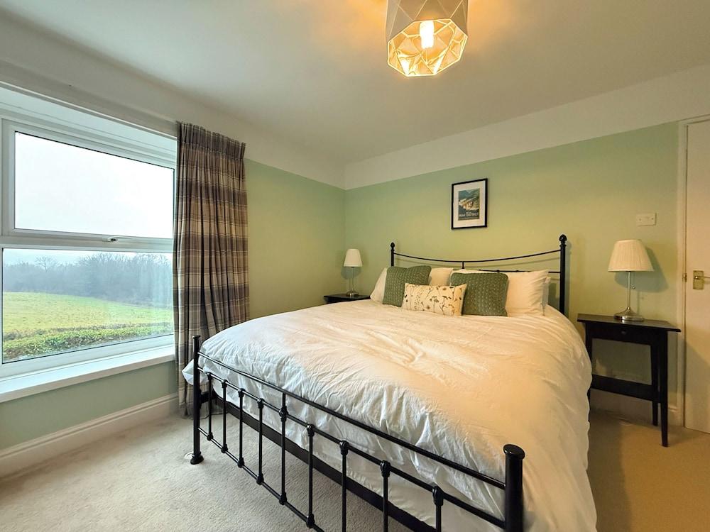 Spacious 4BR Retreat for 8