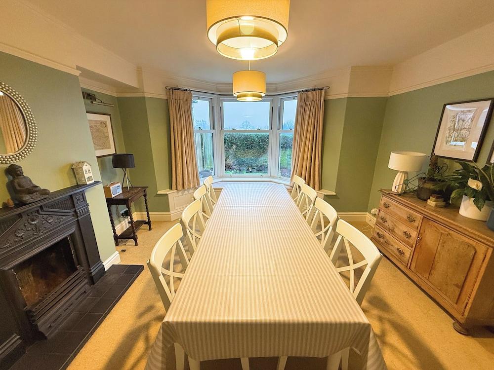 Spacious 4BR Retreat for 8