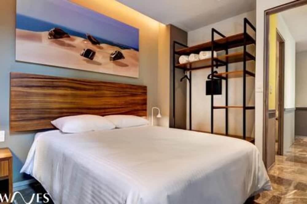 2 Br. With Rooftop Pool and Stunning Ocean View