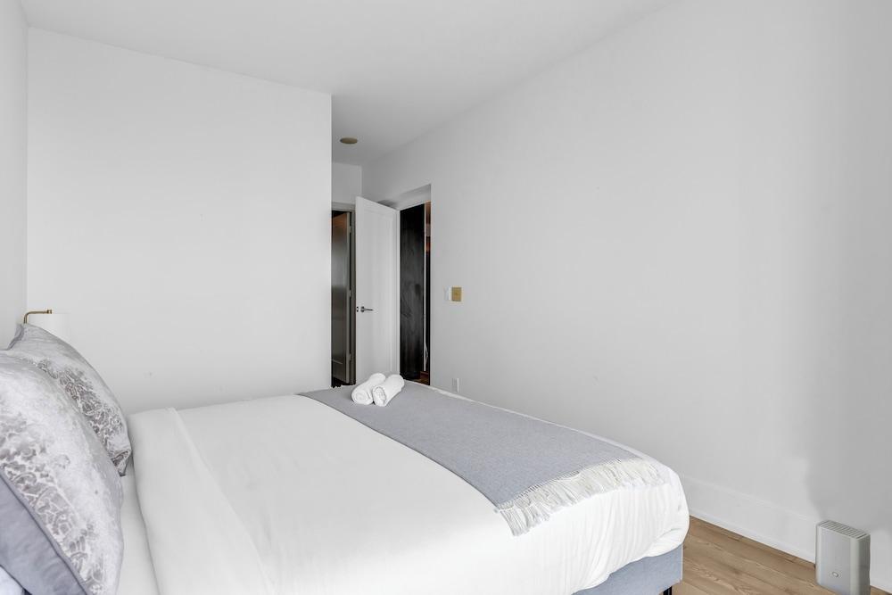 Prestige Suites - CN Tower