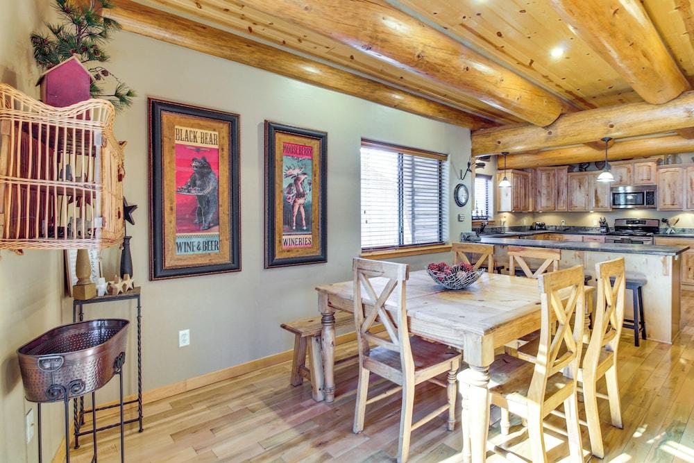 Fire Pit: Cozy Winter Cabin, 45 Mi to Sunrise Park